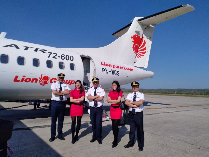 Pilots and Cabin Crew on tarmac with Wings Air ATR72-600